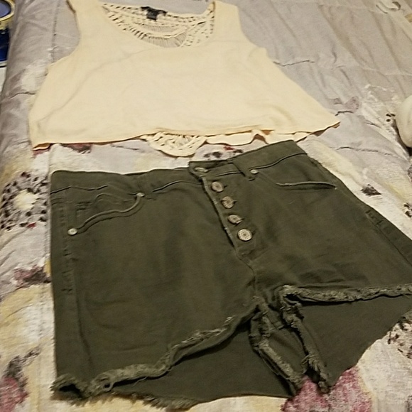 Green buttoned up shorts - Picture 4 of 4